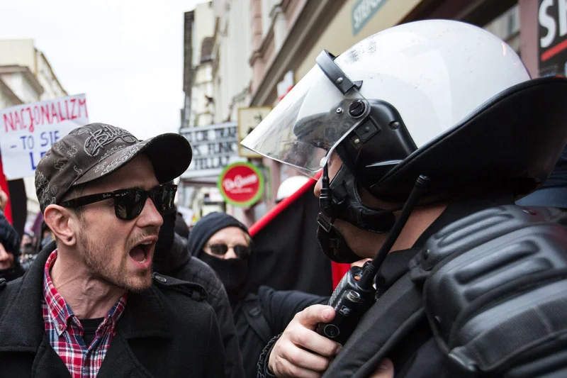 - Protestujcie mądrzej - apeluje do Polaków doświadczony policjant.