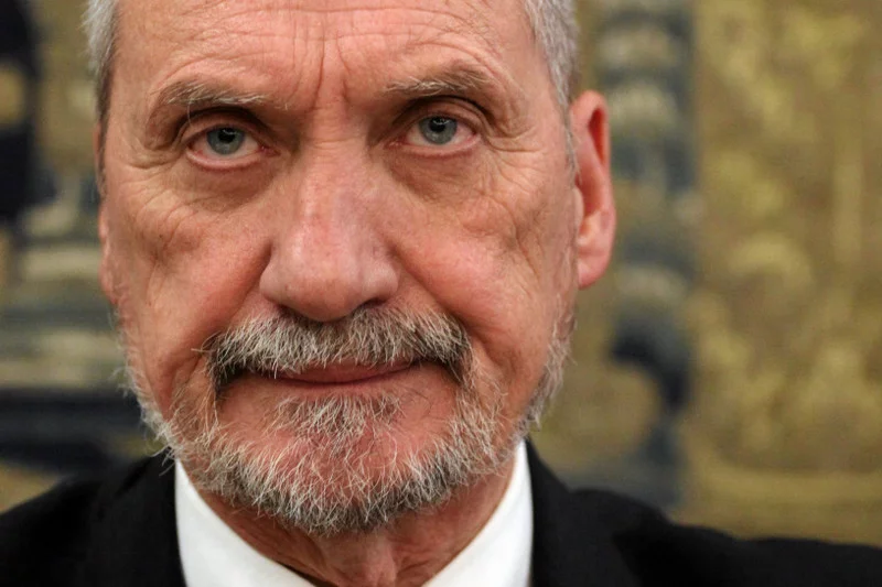 "Jesteśmy naprawdę oburzeni". Ta wypowiedź francuskiego ministra mówi wszystko o tym, co narobił Macierewicz