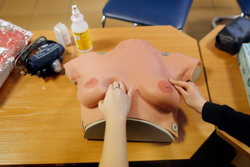 Amazonki nauczą młode kobiety samobadania piersi.