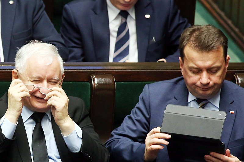 "Kot prezesa w akcji"...? Szef MSWiA Mariusz Błaszczak miał świetny humor po sejmowej dyskusji o śmierci 25-latka torturowanego na komisariacie przez policjantów.