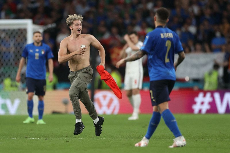 Kibic na murawie podczas finału Euro 2020