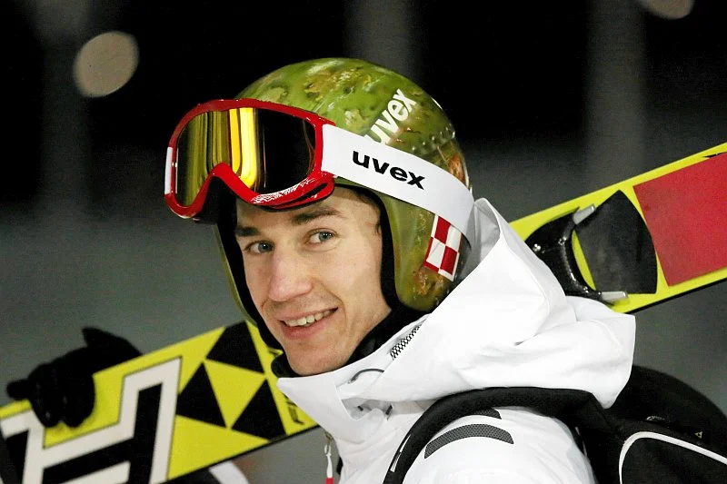 Czy Kamil Stoch nowym kaskiem chce przypomnieć Rosjanom o Smoleńsku? Bardzo wątpliwe...
