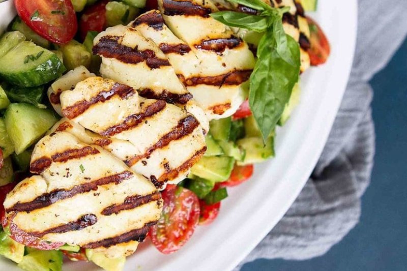 Jak przyrządzić danie z serem halloumi? 3 przepisy z grillowanym halloumi w tym burger