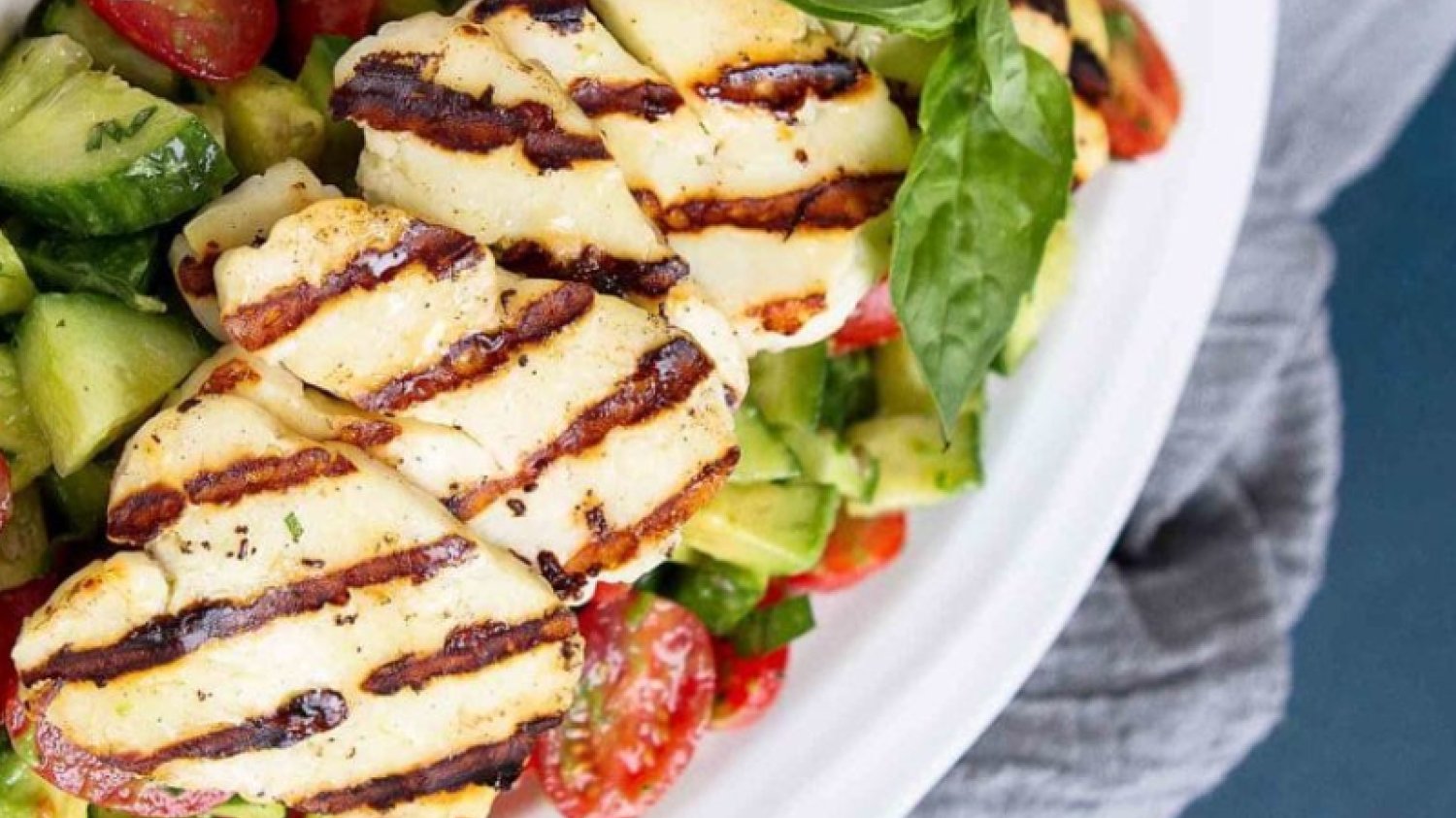 Jak przyrządzić danie z serem halloumi? 3 przepisy z grillowanym halloumi w tym burger