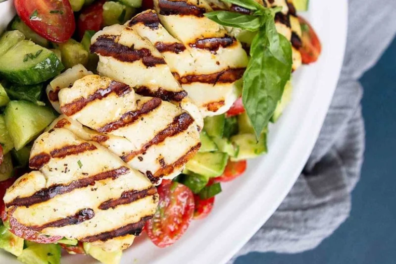 Jak przyrządzić danie z serem halloumi? 3 przepisy z grillowanym halloumi w tym burger