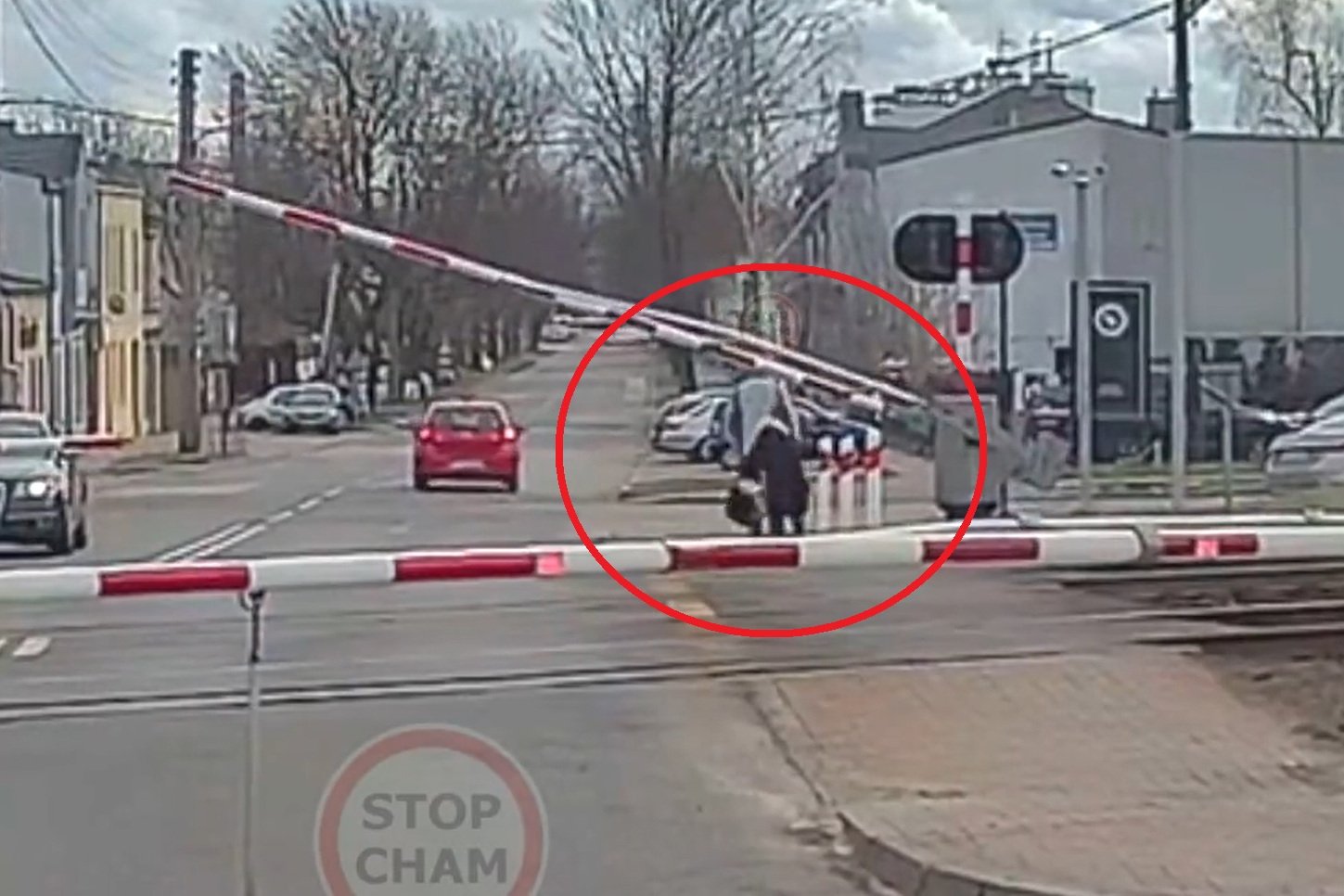 Kobieta i mężczyzna nie zauważyli opadających rogatek.