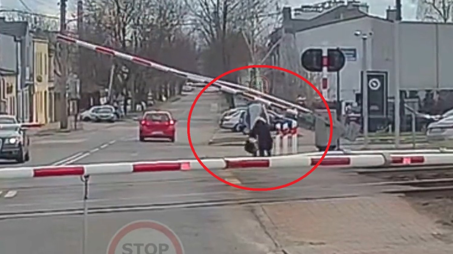 Kobieta i mężczyzna nie zauważyli opadających rogatek.
