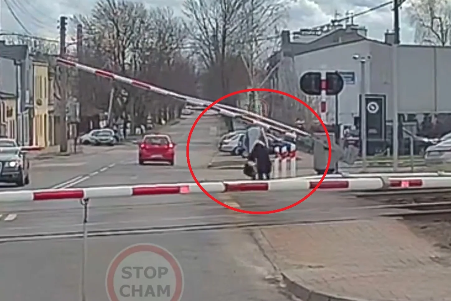 Kobieta i mężczyzna nie zauważyli opadających rogatek.