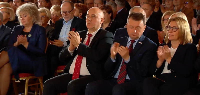 Pierwszy rząd oklaskuje prezesa Jarosława Kaczyńskiego podczas przemówienia na wyjazdowym posiedzeniu klubu PiS w Jachrance.
