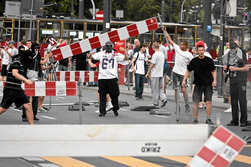 Kibice na ulicach Warszawy.