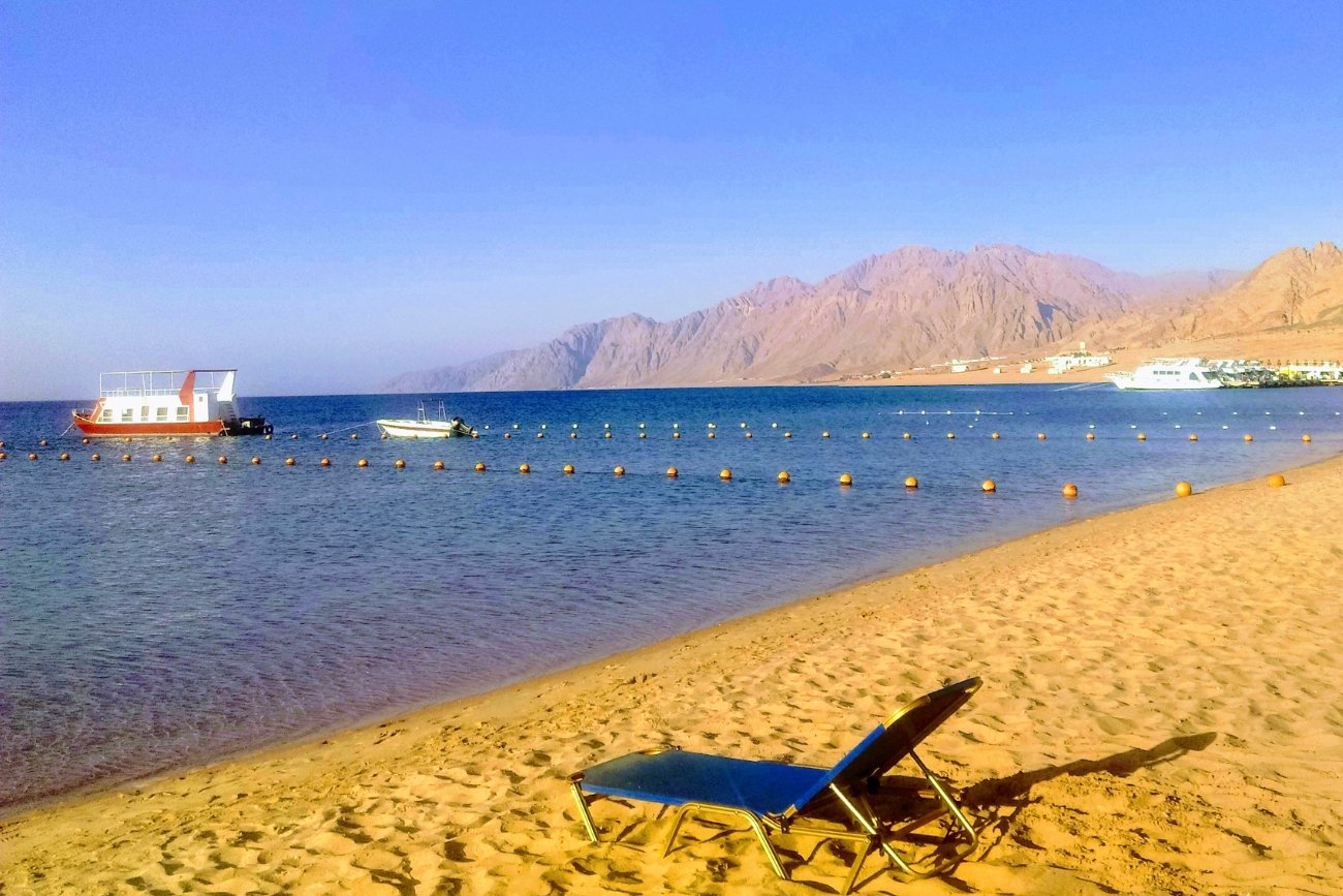 Plaża w Dahab niestety tak czysta bywa przez większość czasu jedynie na zdjęciach.