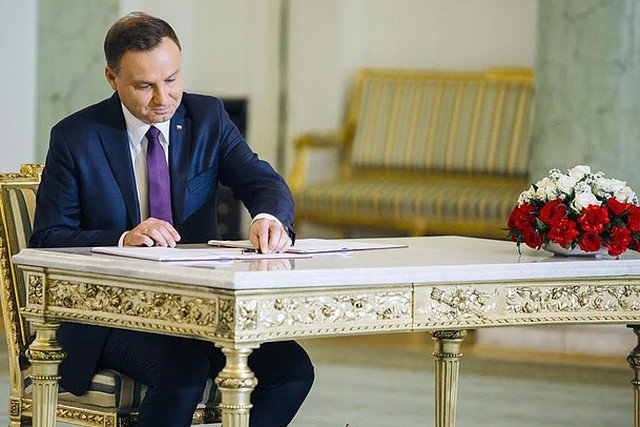 Andrzej Duda podpisał tzw. ustawę dezubikazacyjną 30 grudnia, 1 stycznia 2017 r. weszła w życie.
