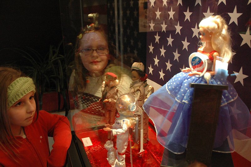 Dziewczynki podziwiają wystawę lalek Barbie