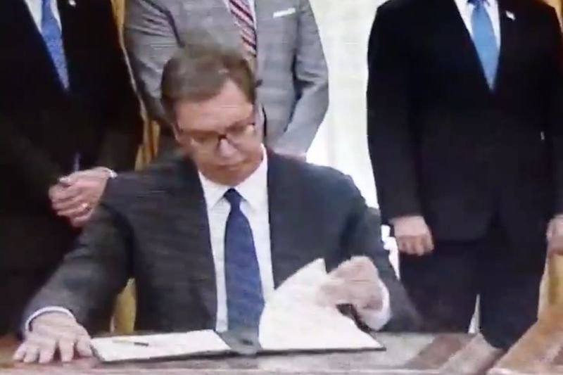 Prezydent Serbii Aleksandar Vučić chyba nie wiedział, co podpisał w Białym Domu.