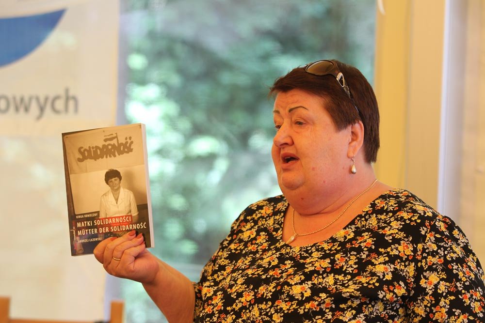 Henryka Krzywonos odbiera nagrodę