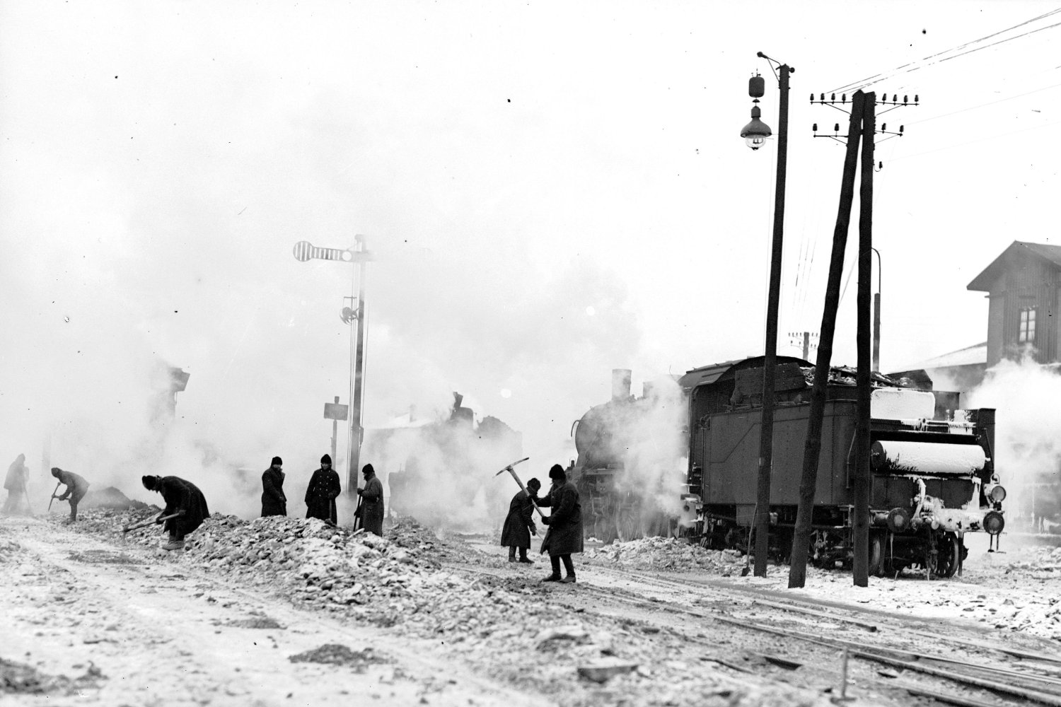Oczyszczanie torów - zdjęcie ilustracyjne wykonane między 1920 a 1939 rokiem