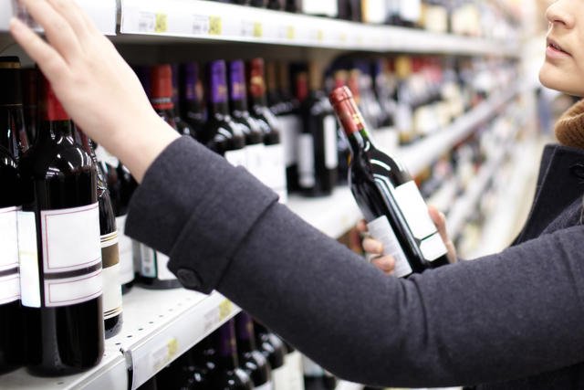 Jakie wybrać wino, żeby nie trafić na "truciznę"? Lepiej nie tańsze niż 30 zł.