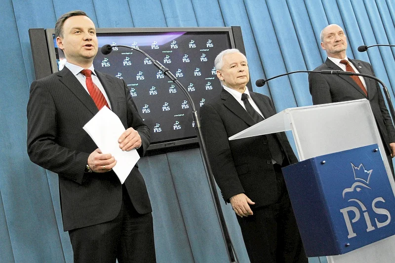 Andrzej Duda formalnie nie jest już członkiem PiS, ale prawdopodobnie będzie wspierał działania swoich dawnych przełożonych.