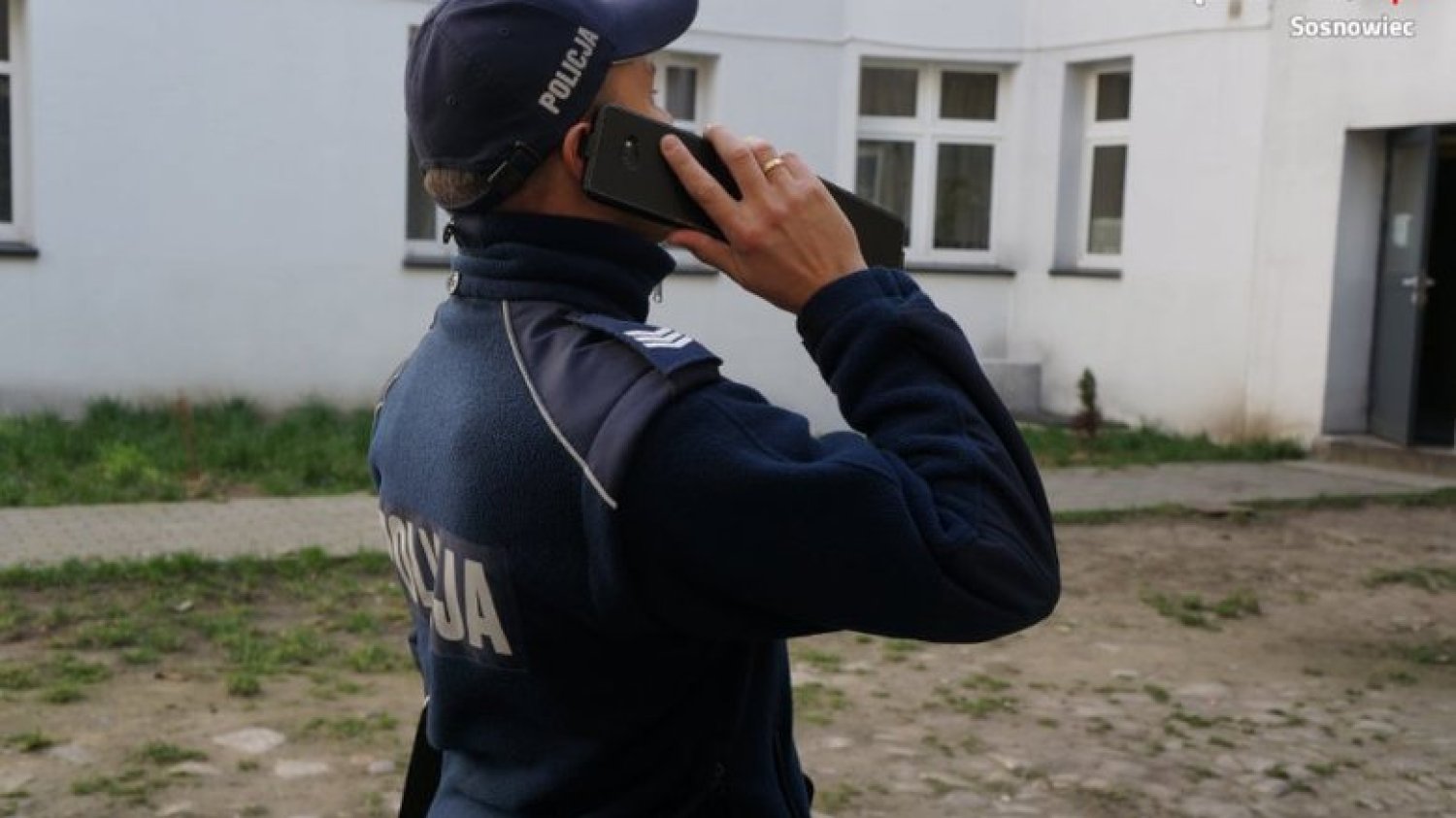 Policja wlepia mandaty za naruszenie kwarantanny.