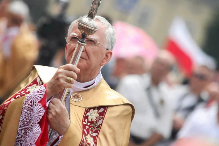 Abp Marek Jędraszewski zgromadził na nabożeństwie tłumy mimo panującej epidemii.