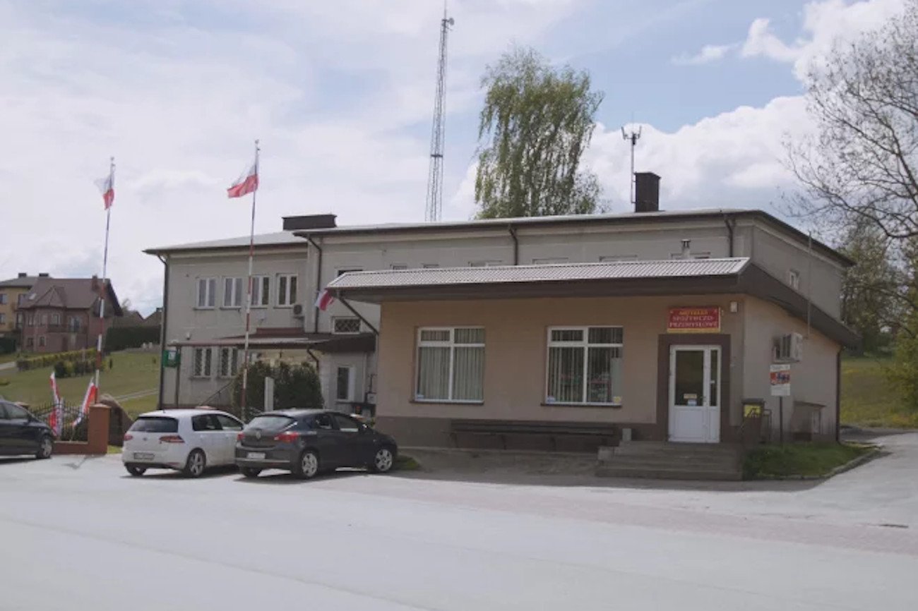 Urząd Gminy Godziszów i sklep w samym sercu miejscowości –tu padł rekord poparcia dla PiS w wyborach parlamentarnych w 2019 roku.