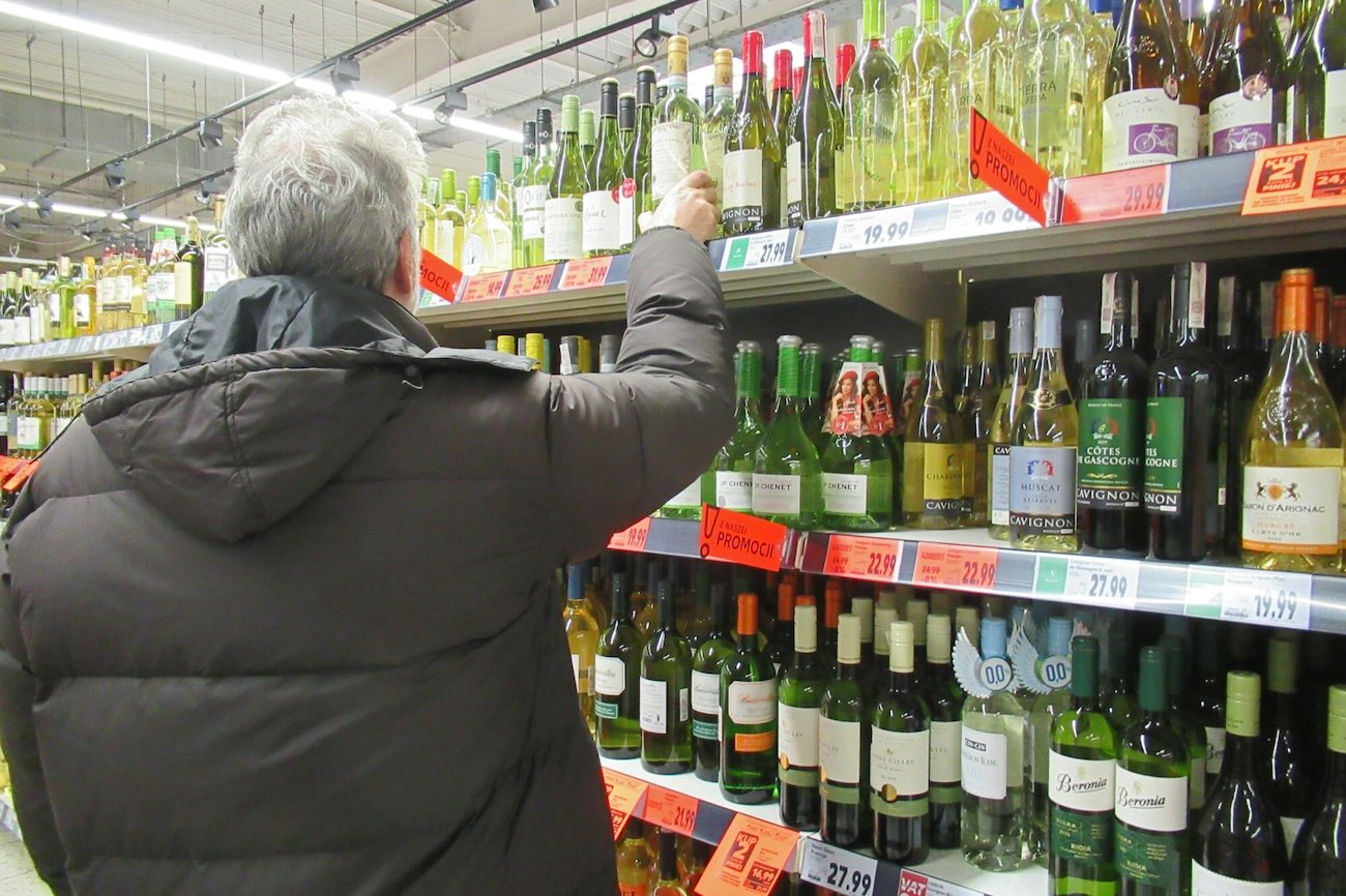 Wprowadziłbym zakaz takich reklam i promocji. Magia świąt z butlą na stole to prawdziwe zło Reklamy i świąteczne promocje na alkohol. Ten trend powinien być zakazany