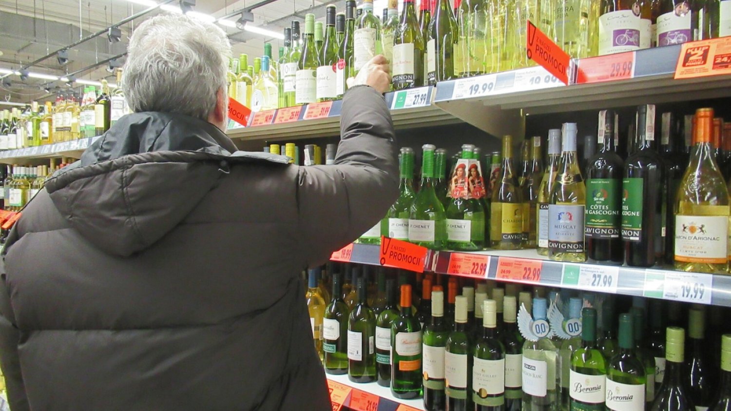 Reklamy i świąteczne promocje na alkohol. Ten trend powinien być zakazany