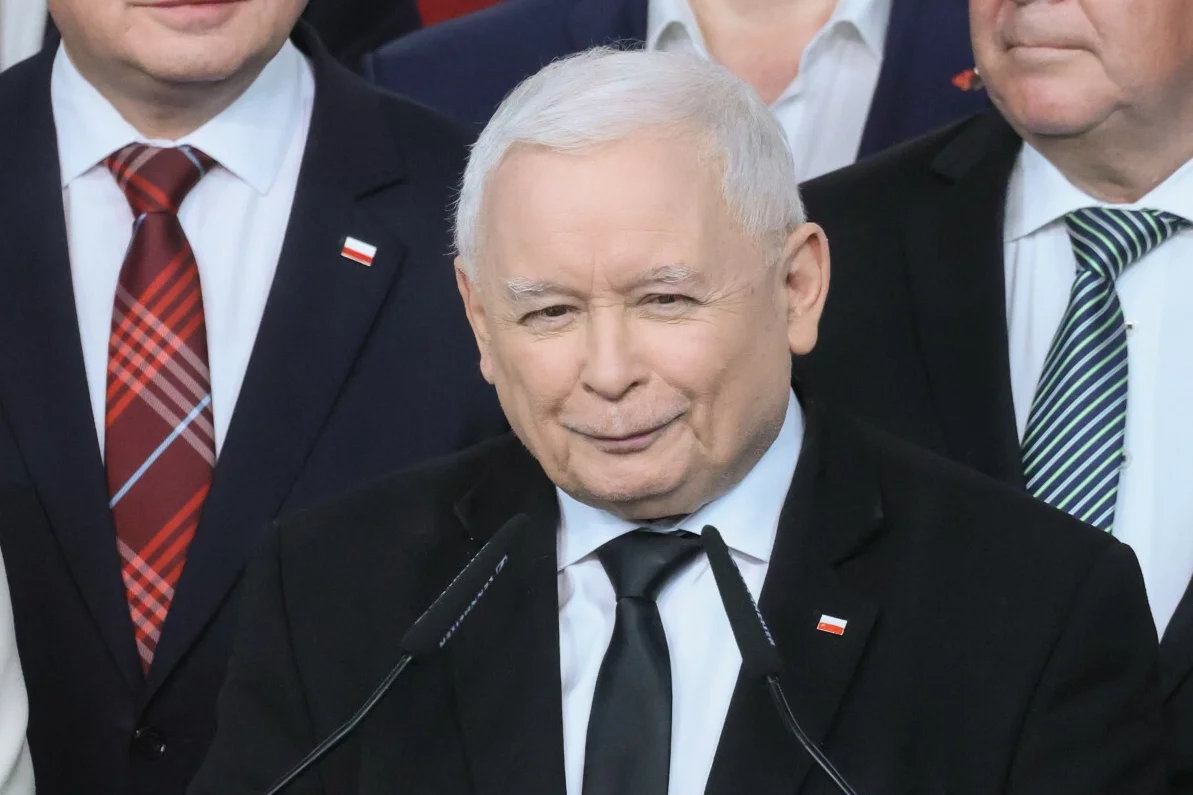 Są dane PKW z sześciu okręgów. KO i PiS idą "łeb w łeb".