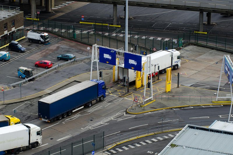 Polski kierowca ukrył osiemnastu nielegalnych imigrantów w ciężarówce.