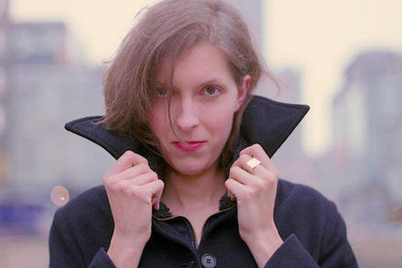 Młoda artystka szybko awansowała z autorki specyficznych felietonów na Ofiarę Męskiego Szowinizmu.