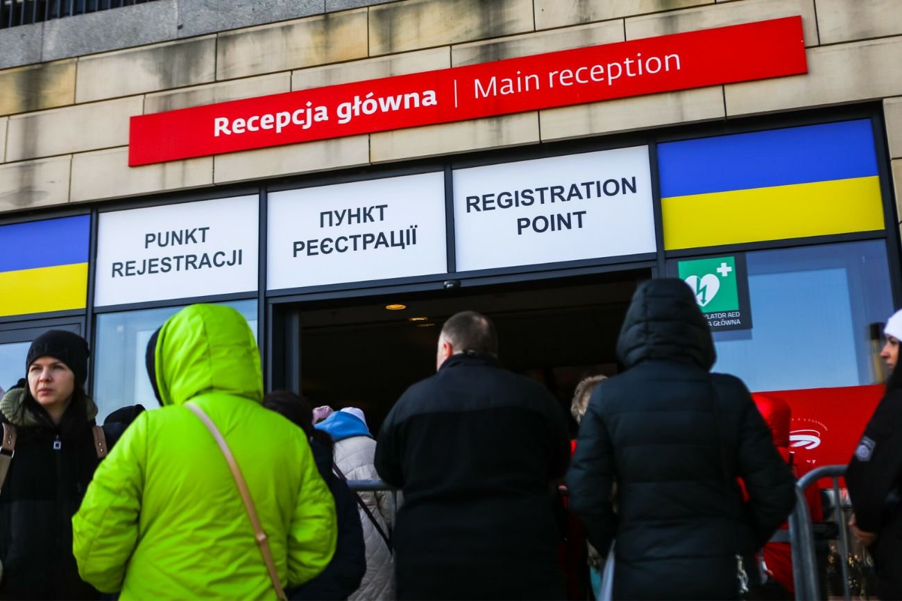 Kolejka do punktu składania wniosków o wydanie numeru PESEL pod Stadionem Narodowym w Warszawie.