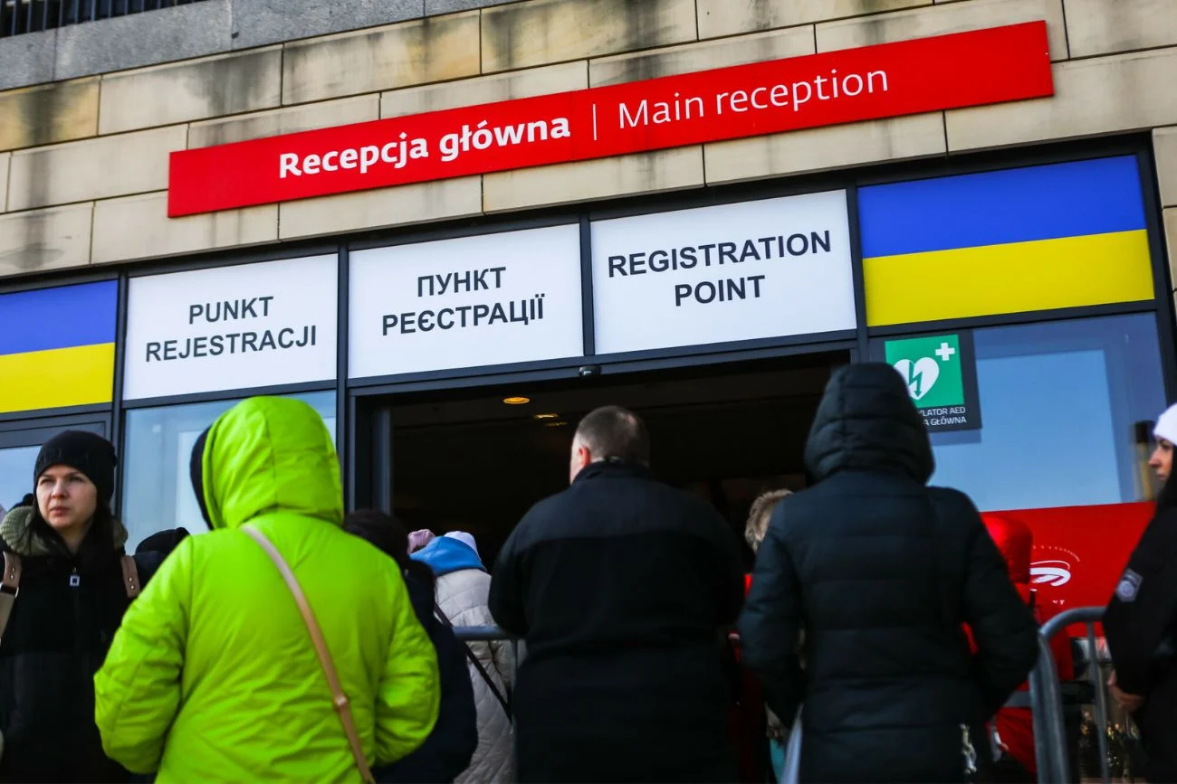 Kolejka do punktu składania wniosków o wydanie numeru PESEL pod Stadionem Narodowym w Warszawie.