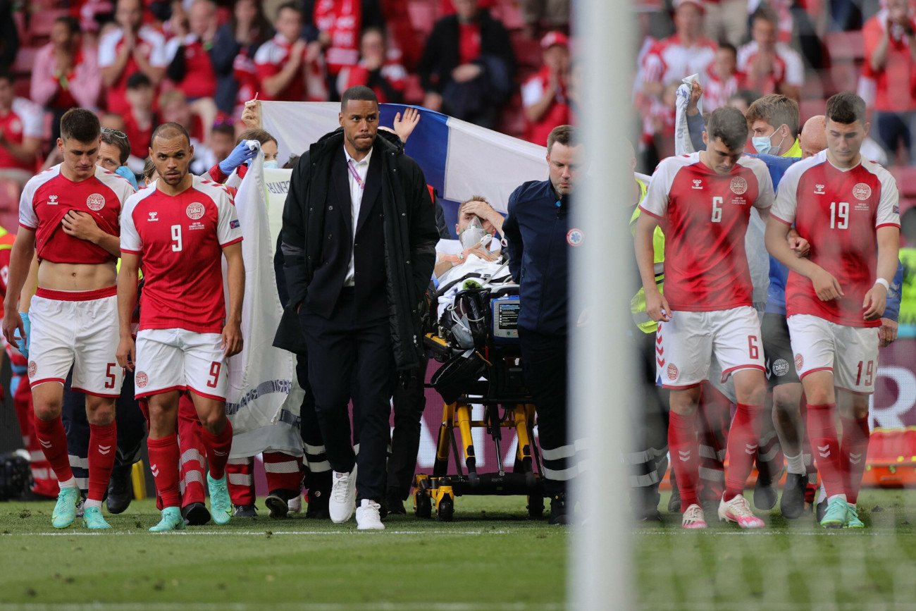 Te obrazki z Euro 2020 obiegły cały sportowy świat. Na boisku piłkarskim uratowano wówczas ludzkie życie.