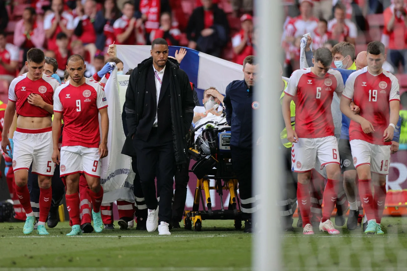 Te obrazki z Euro 2020 obiegły cały sportowy świat. Na boisku piłkarskim uratowano wówczas ludzkie życie.