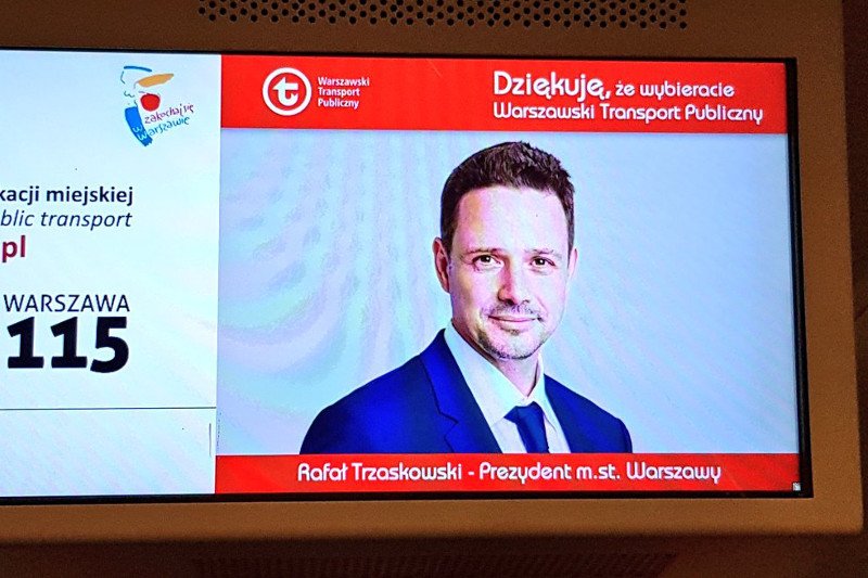 Takie podziękowania Rafała Trzaskowskiego w środkach komunikacji miejskiej nie podobają się Sebastianowi Kalecie, radnemu PiS.