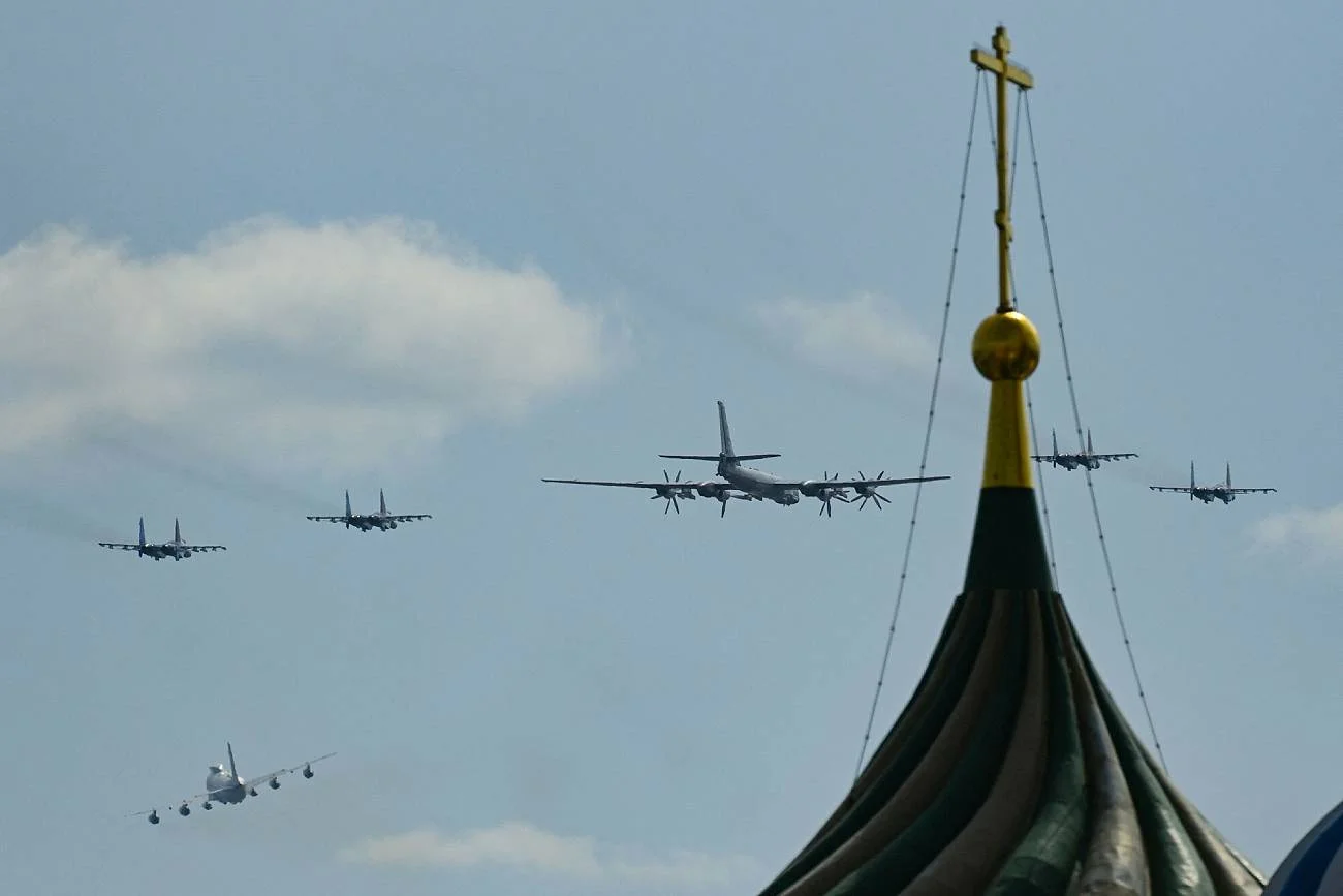 W ramach próby generalnej przed 9 maja moskwianie na niebie zobaczyli w sobotę bombowce dalekiego zasięgu. W ramach próby generalnej przed 9 maja moskwianie na niebie zobaczyli w sobotę bombowce dalekiego zasięgu.