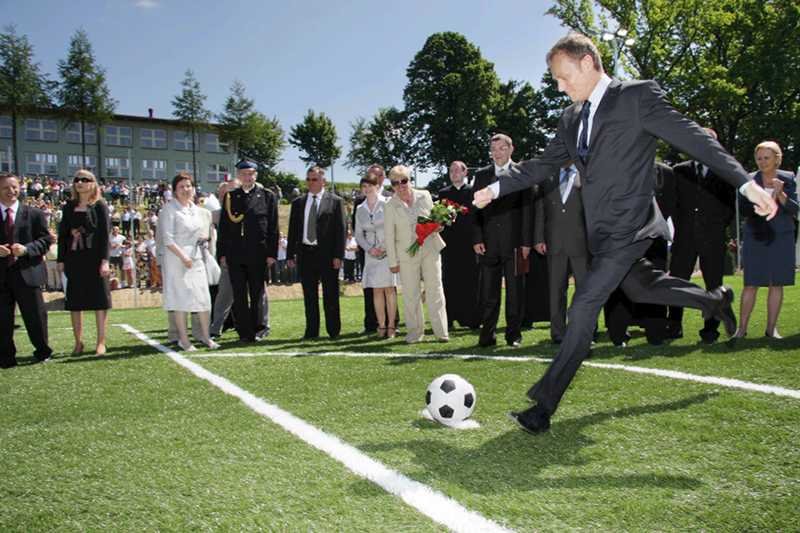 2008: premier Donald Tusk w Izdebkach na podkarpaciu otwiera pierwsze boisko, które powstało w ramach flagowego programu pierwszych miesięcy rządów PO - "Moje boisko - Orlik 2012".