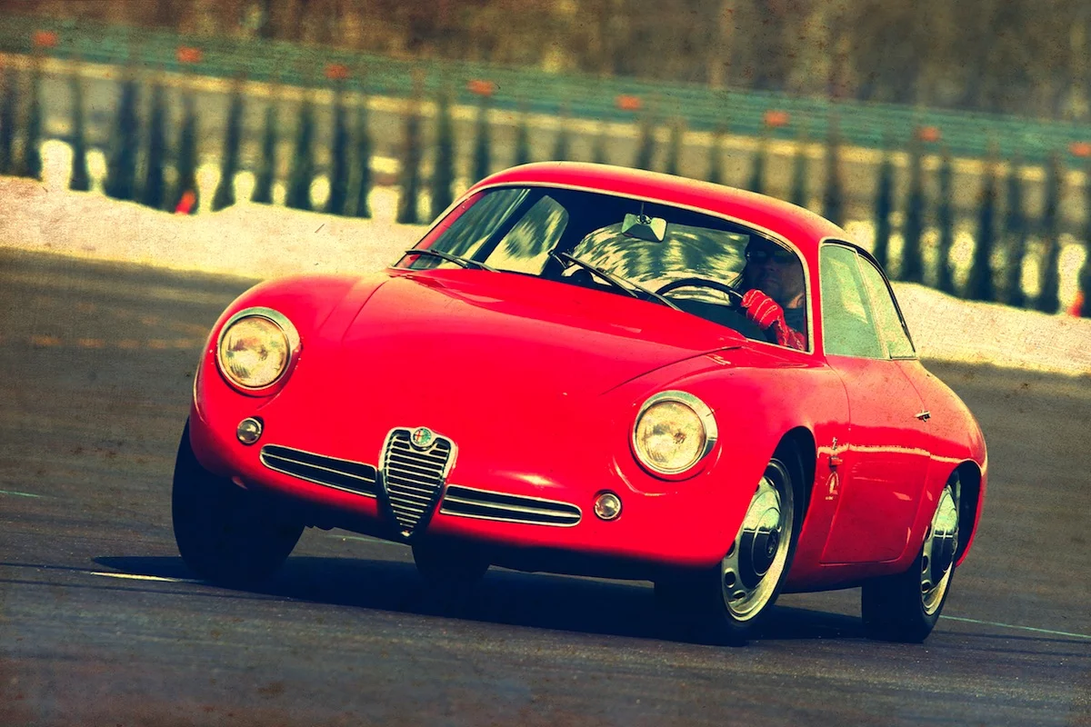 Alfa Romeo Zagato SZ ma tylko 125 cm wysokości. Jest tak niska, że jej dach może wypolerować dziecko.
