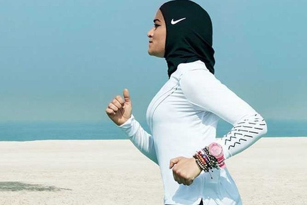 Nike wprowadza na rynek muzułmański stroje sportowe z hidżabem.
