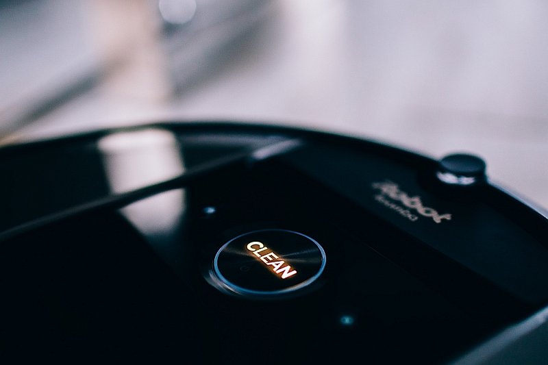 O niedoścignionym nowatorstwie w świecie robotów sprzątających można się przekonać, przyglądając się fenomenowi Roomby. Ta seria automatycznych odkurzaczy to dzieło amerykańskiego producenta iRobot, który od lat kreuje trendy w całej branży