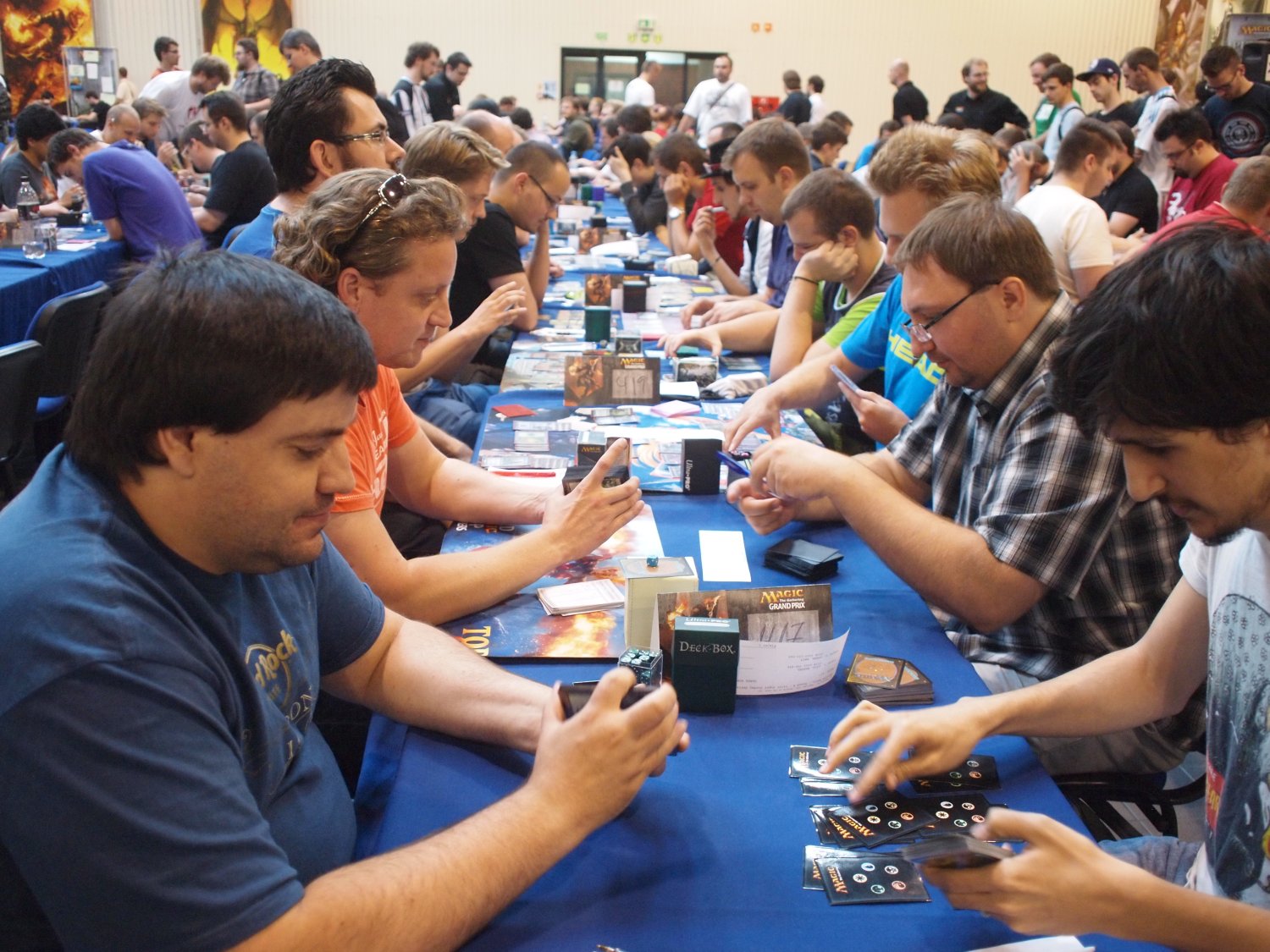 Gracze turnieju Magic the Gathering w Warszawskiej Hali Expo