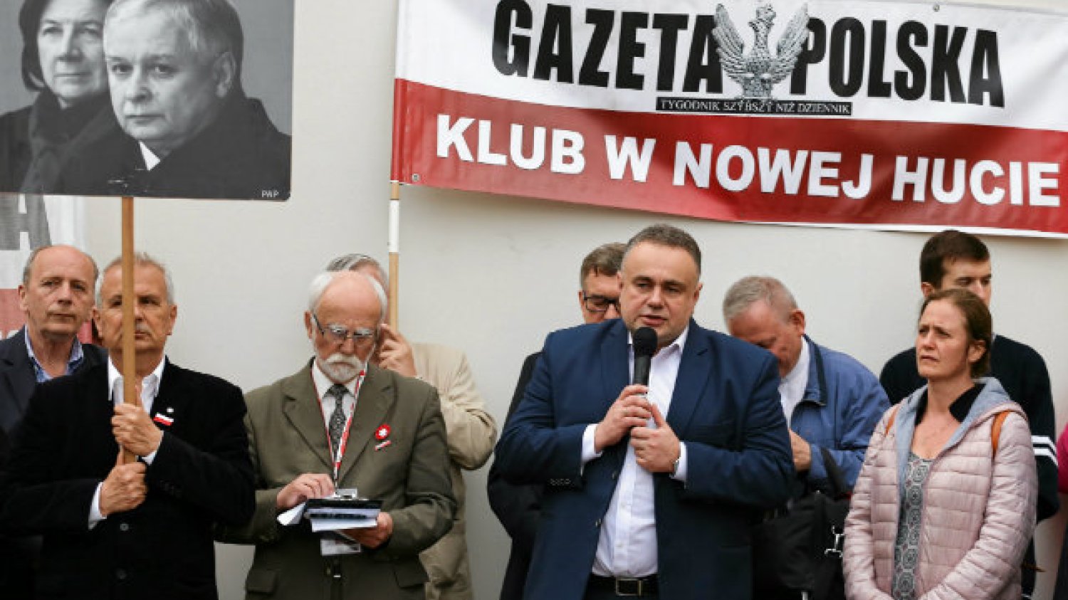 "Gazeta Polska" i "Gazeta Polska Codziennie" dały się poznać publikacją różnych teorii na temat przyczyn katastrofy smoleńskiej.