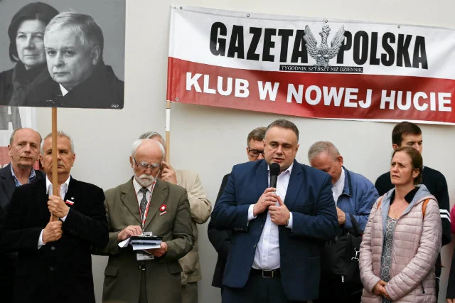 "Gazeta Polska" i "Gazeta Polska Codziennie" dały się poznać publikacją różnych teorii na temat przyczyn katastrofy smoleńskiej.