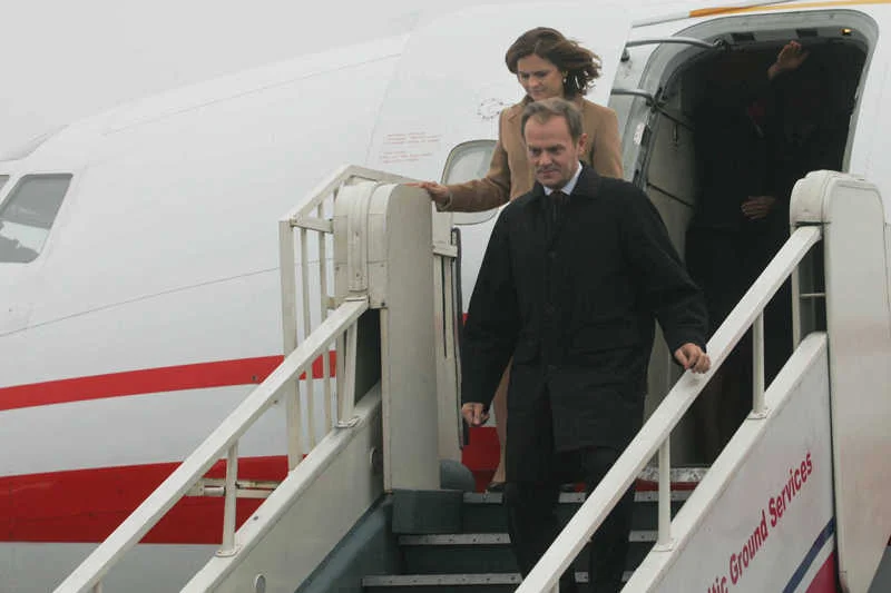 Donald Tusk wysiada z rządowego samolotu.