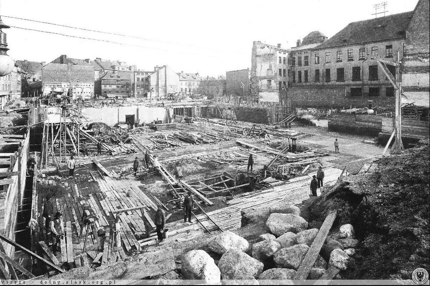 Budowa hali targowej. Prace przy podpiwniczeniu prowadzone przez firmę Theodor Hüllsner. Listopad, 1906