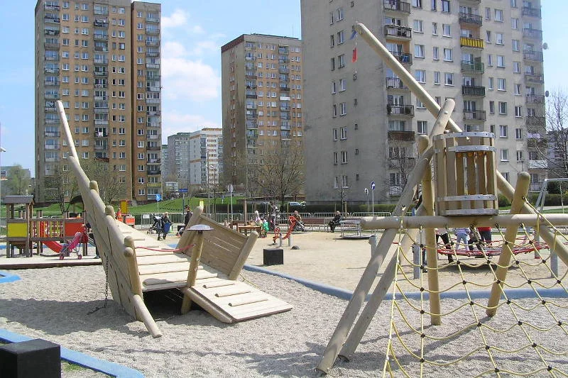 Tu projektanci placu zabaw naprawdę poszaleli, w pozytywnym tego słowa znaczeniu