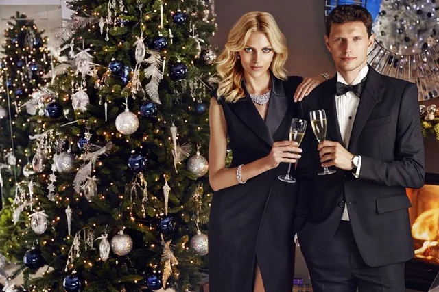 Anja Rubik i Sasha Rubik przez 2 lata reklamowali biżuterię na święta, dziś zastępują ich Karolina Malinowska i Olivier Janiak