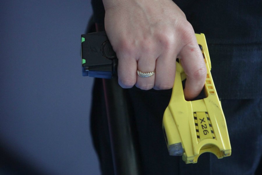 Policja użyła paralizatora wobec nietrzeźwego mężczyzny w Przecławiu. Miał być nietrzeźwy i agresywny.