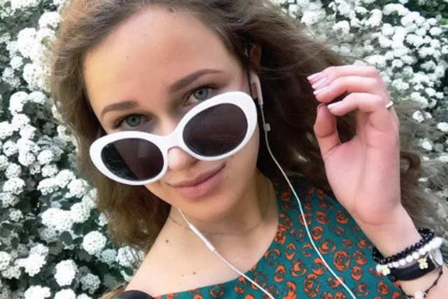 18-letnia Helena Englert to aktorka od roku występująca w "Barwach szczęścia". Aktorka według "Faktu" ma powodować niechęć innuych aktorów, z powodu wyjątkowego traktowania jej na planie.