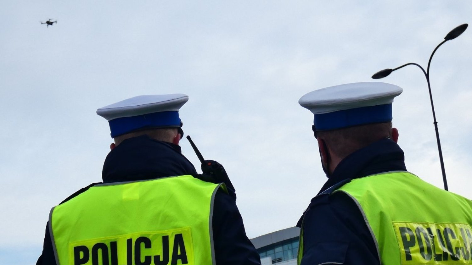 Trwała akcja ratunkowa, gdy nagle nadleciał dron. Trwała akcja ratunkowa, gdy nagle nadleciał dron.